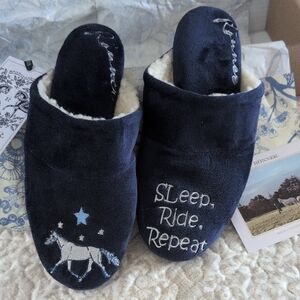 Ronner Horse Ebroidered Slippers Women's SM NWT